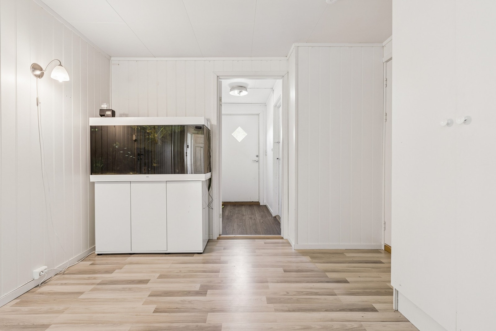 Gjennomgangsrom i første etasje med laminatgulv. Galleribilde