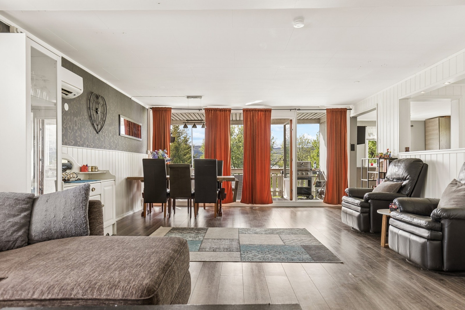 Romslig stue med plass til både sofagruppe og spisebord, og med utgang til balkongen. Galleribilde