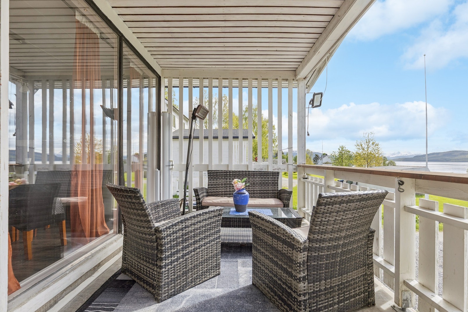 Den overbygde balkongen har god plass til en hyggelig sittegruppe. Galleribilde