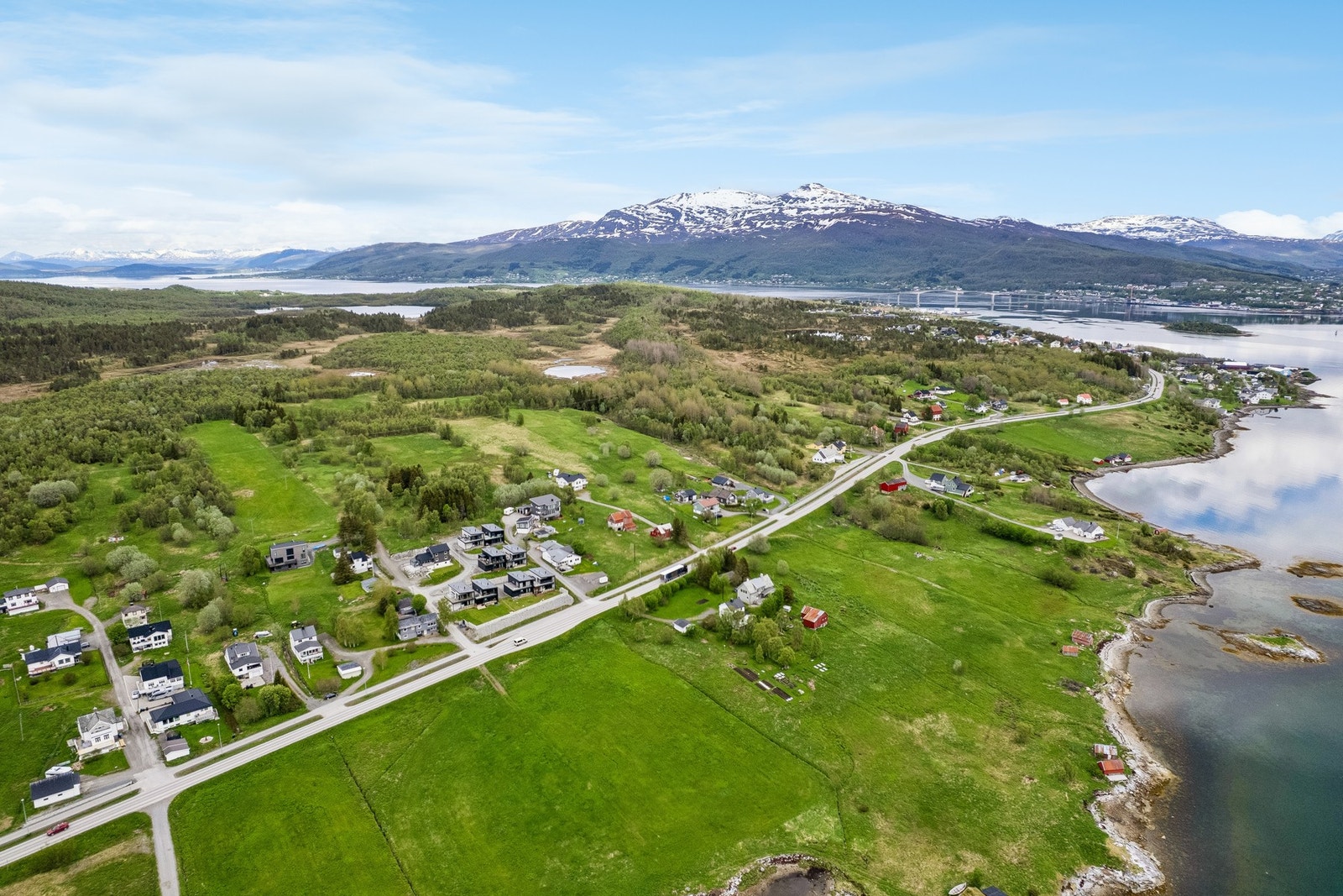 Kort kjøretur til Silsand sentrum og Finnsnes med et bredere utvalg servicetilbud. Galleribilde