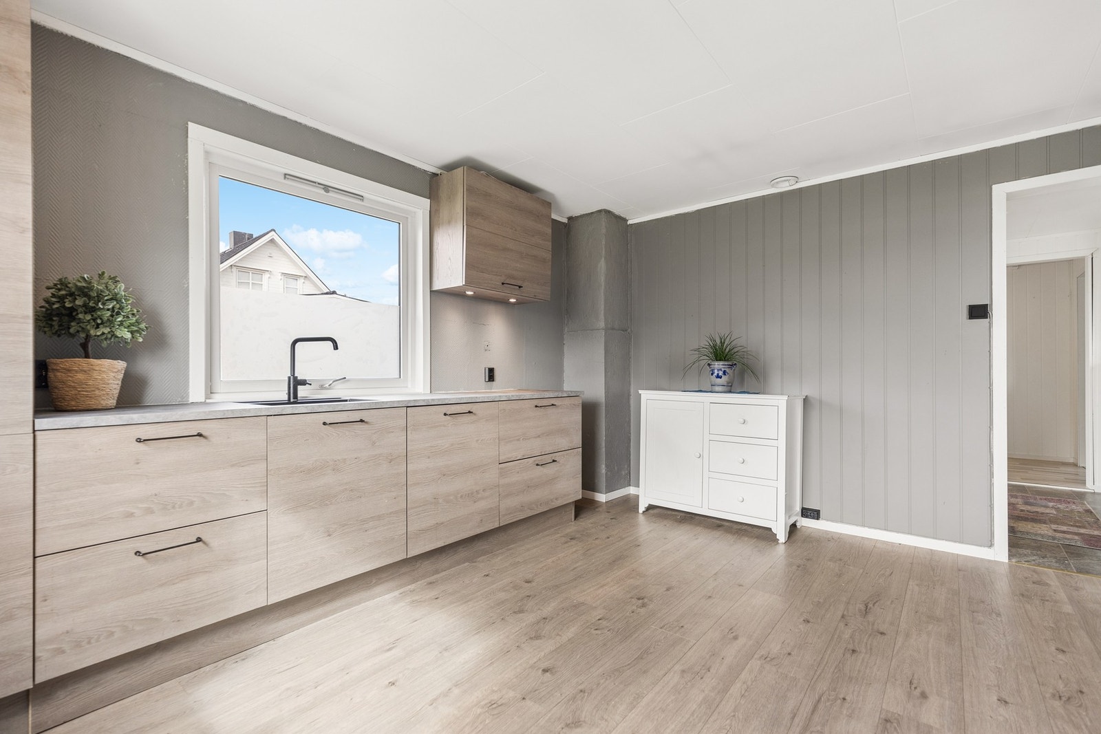 Godt med benkeplass på kjøkkenet gir fine arbeidsforhold for matlaging. Galleribilde