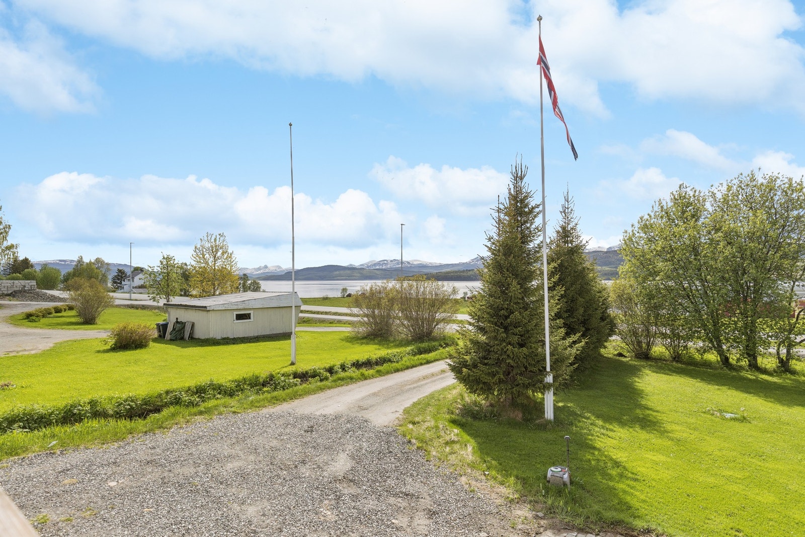 Nærområdet byr på flott nordnorsk natur rett utenfor døren. Galleribilde
