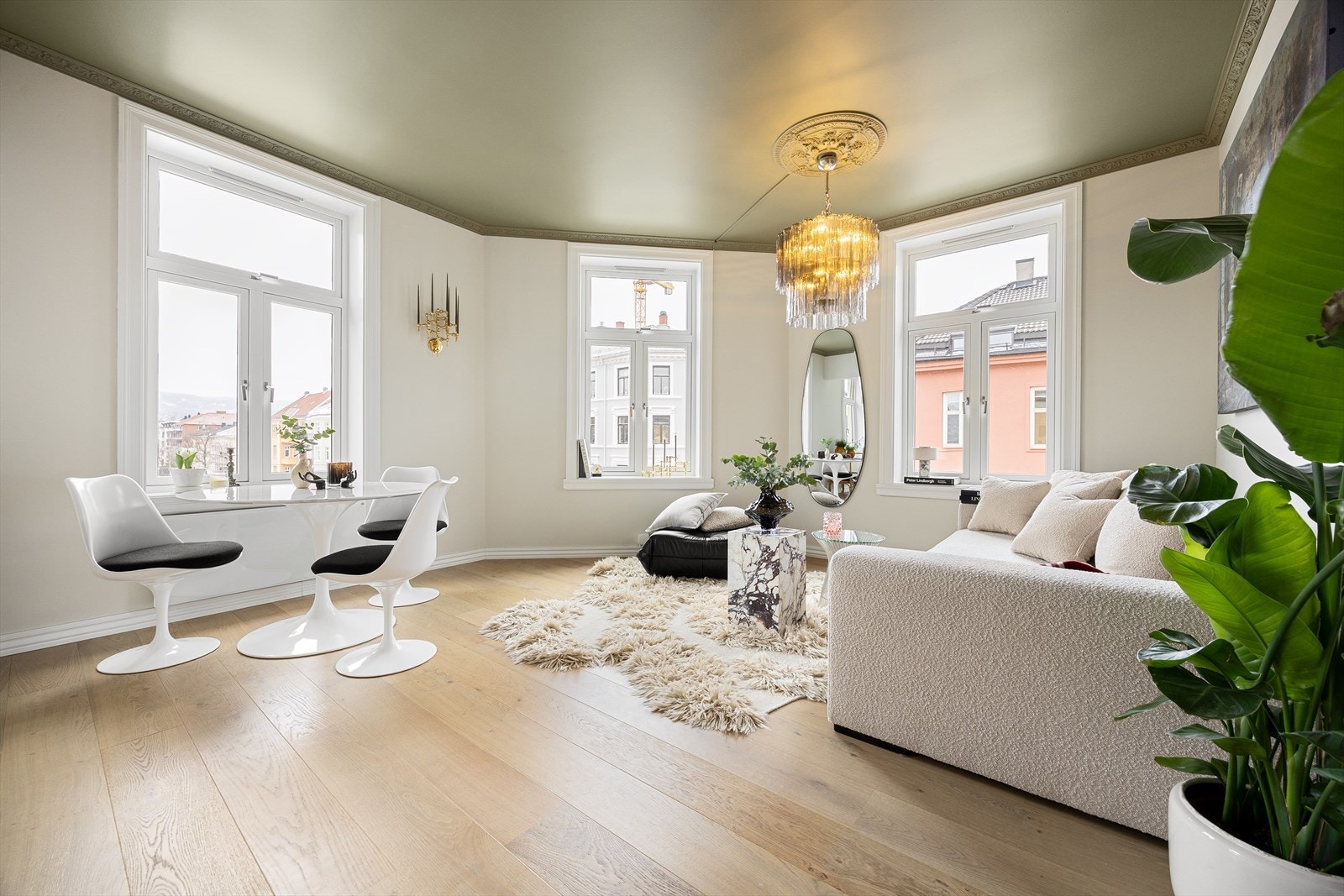 Leiligheten ligger høyt og fritt i byggets fjerde etasje. Galleribilde