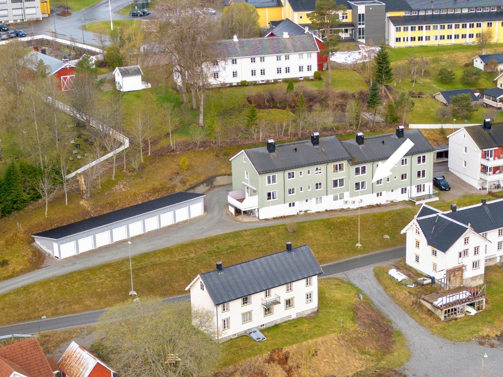 Sentralt beliggende treromsleilighet i Malm med tilhørende parkering i garasje. Galleribilde