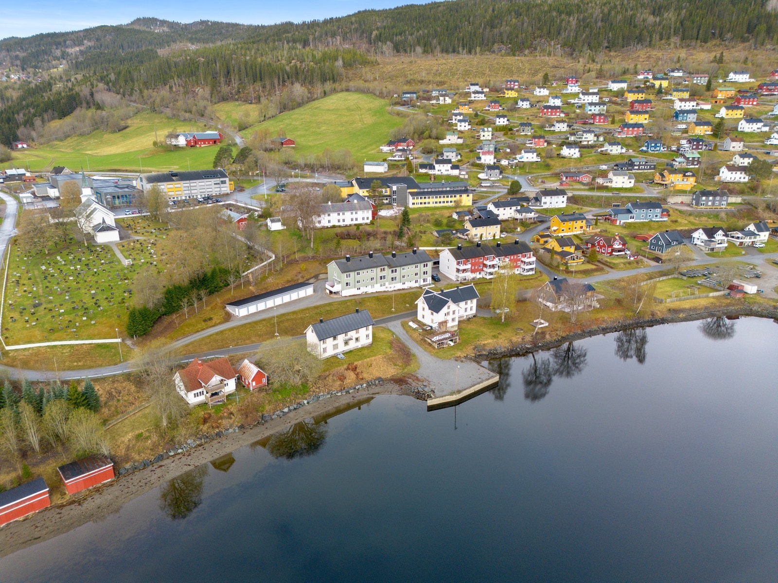 Sentralt beliggende i Malm med flott utsikt utover sjøen. Gangavstand til barnehage, skole, butikk, idrettsanlegg m.m. Galleribilde