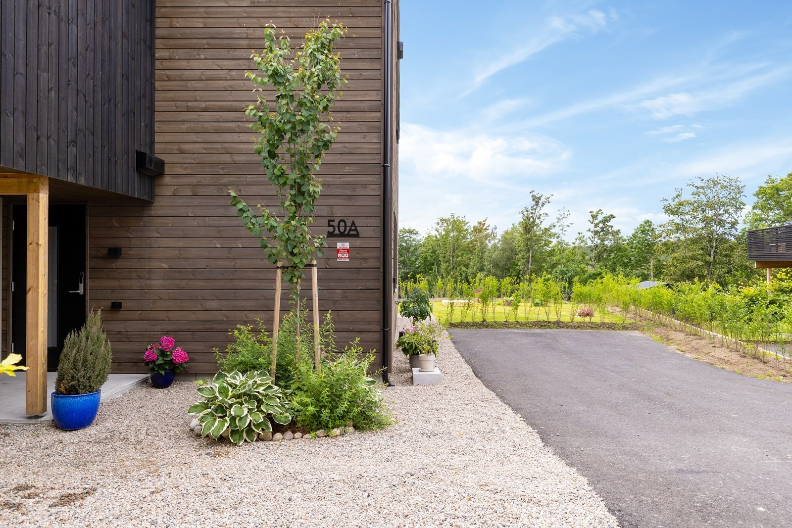 Det er plass til parkering av flere biler på egen tomt Galleribilde
