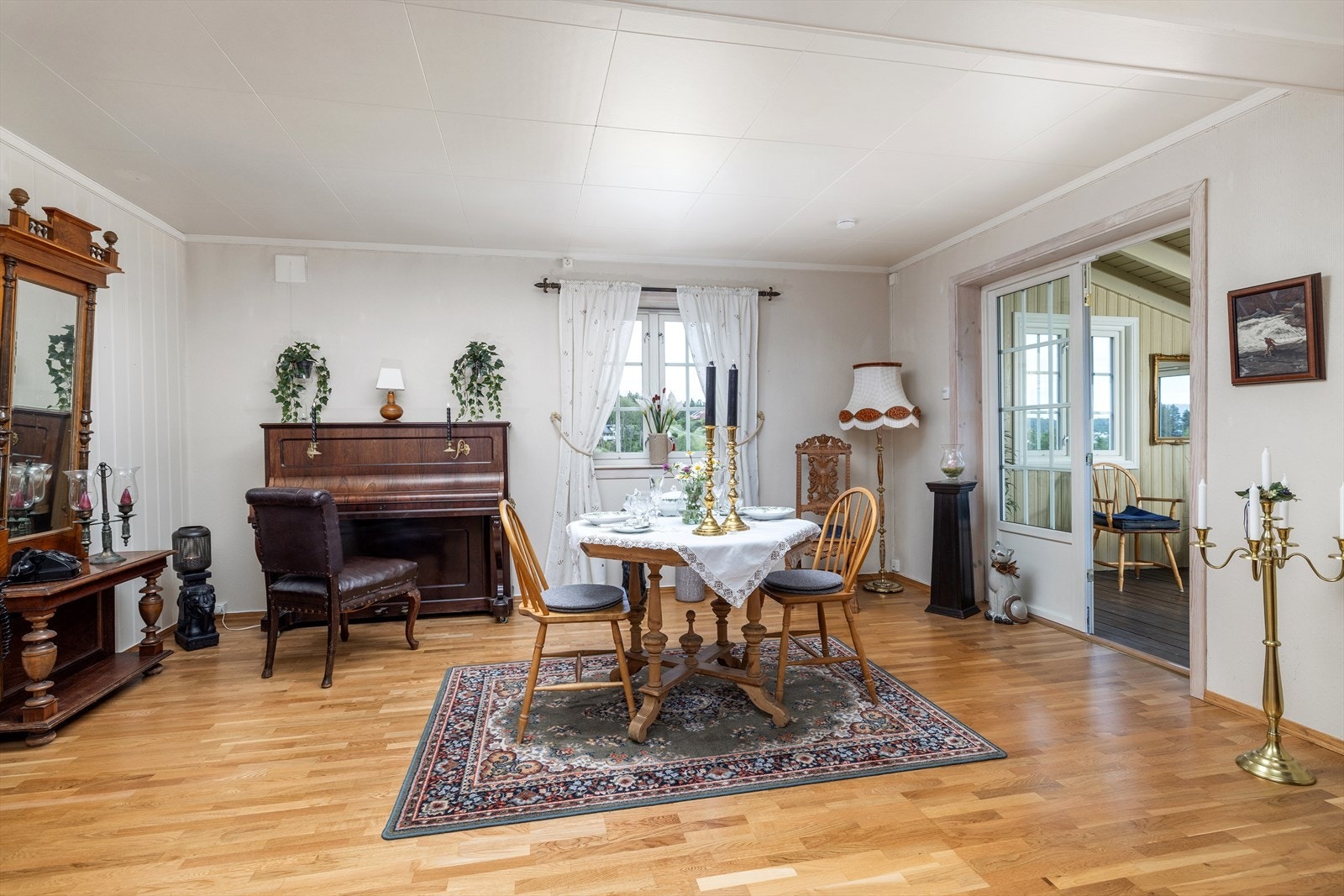 Stuen har god plass til både spisebord og sofagruppe. Galleribilde