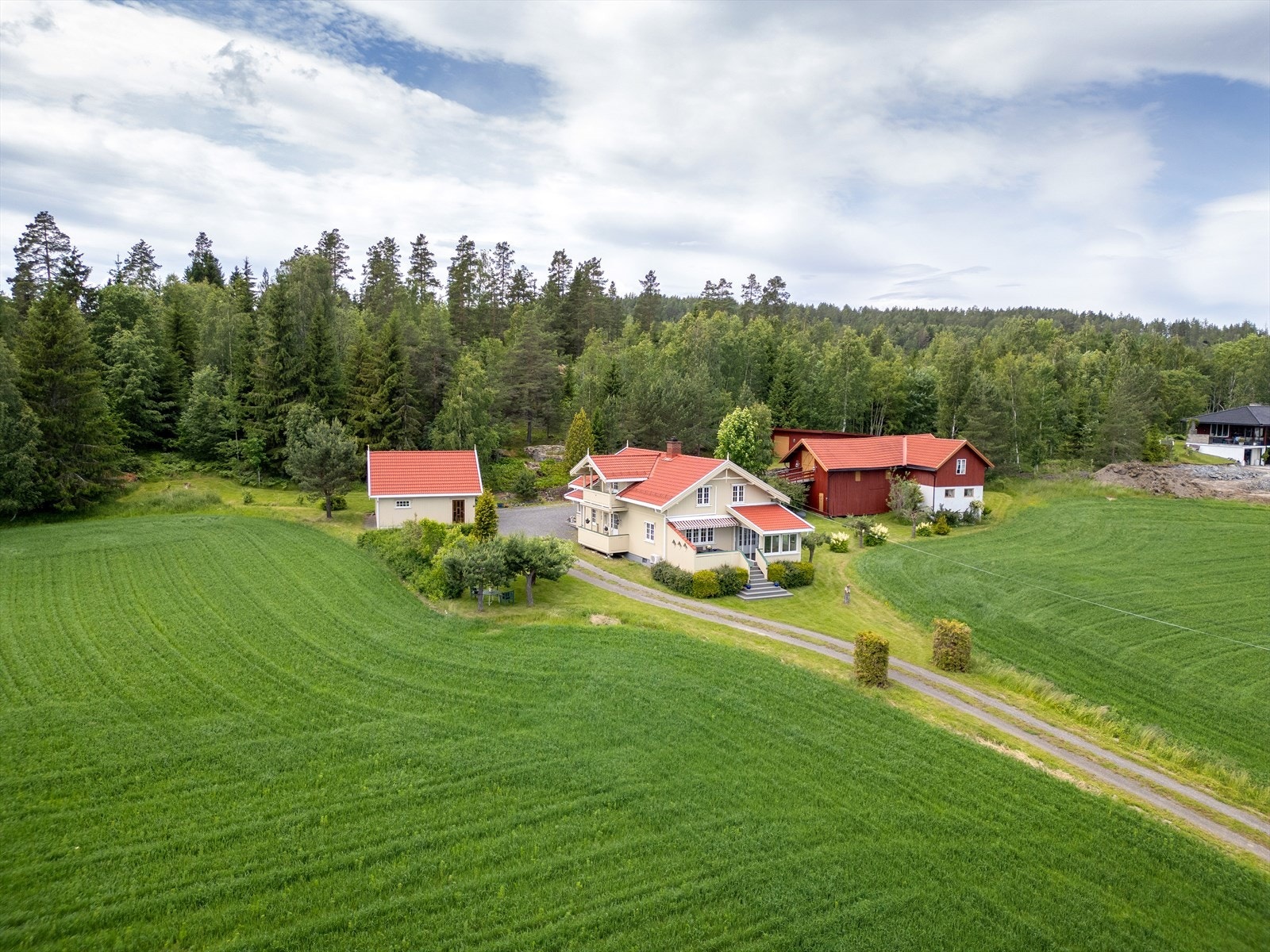 En innholdsrik eiendom med mye boltreplass. Galleribilde