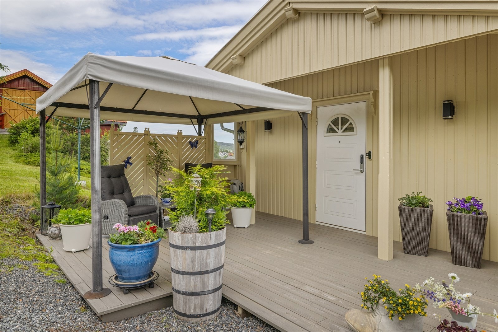 Overbygget terrasseplatting ved inngangspartiet på ca. 19 m². Galleribilde