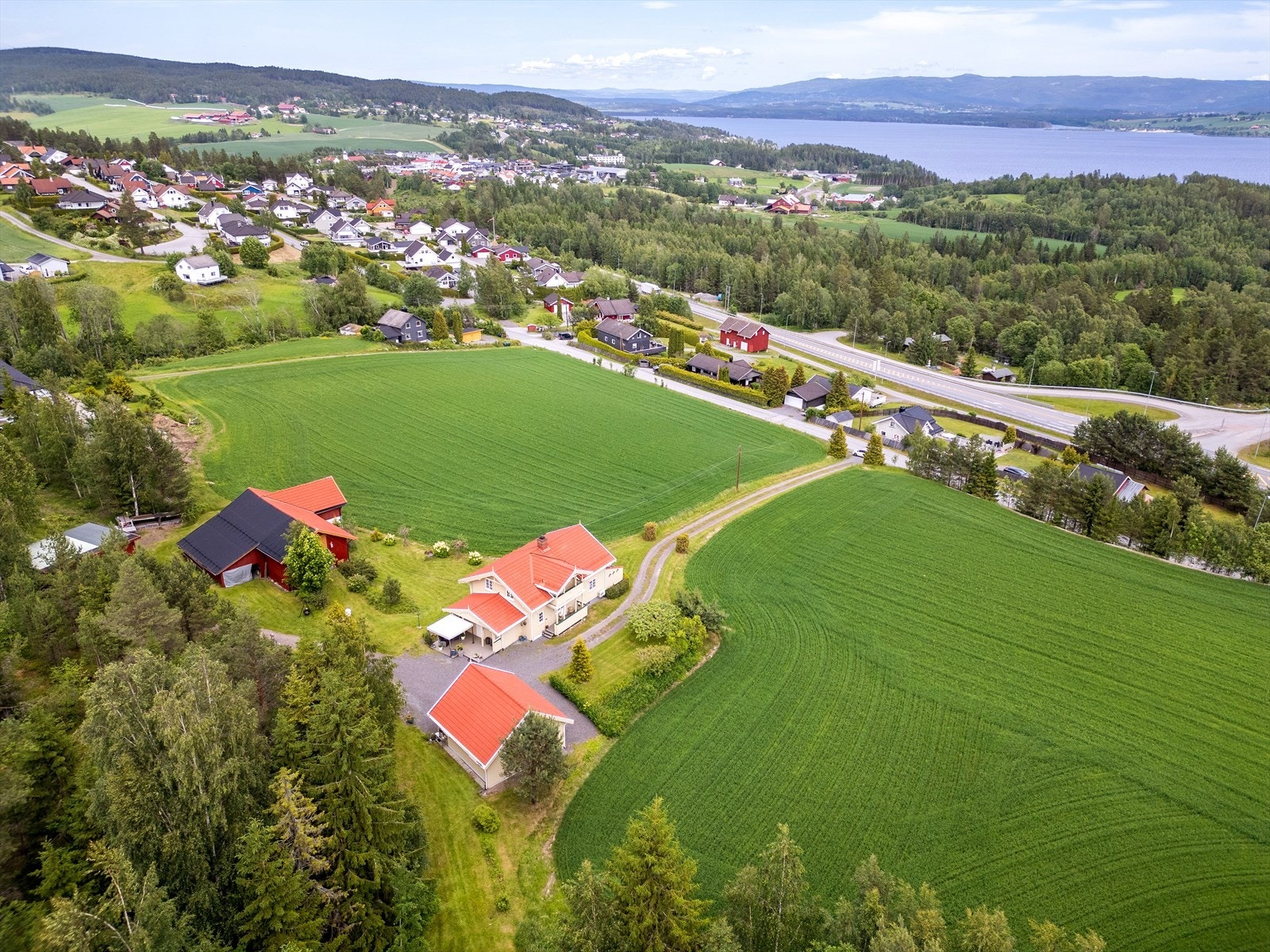 Kort avstand til Tyristrand sentrum med butikk, skole og barnehage. Galleribilde
