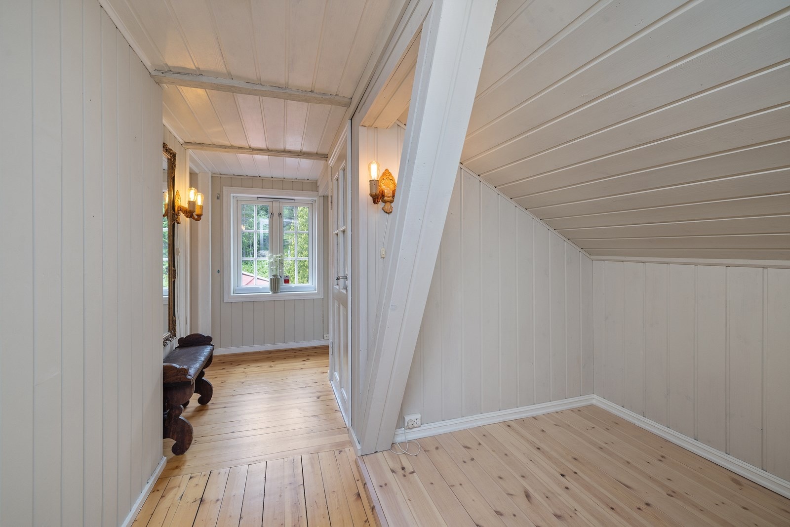 Gangareal i andre etasje med tregulv og panelvegger. Galleribilde