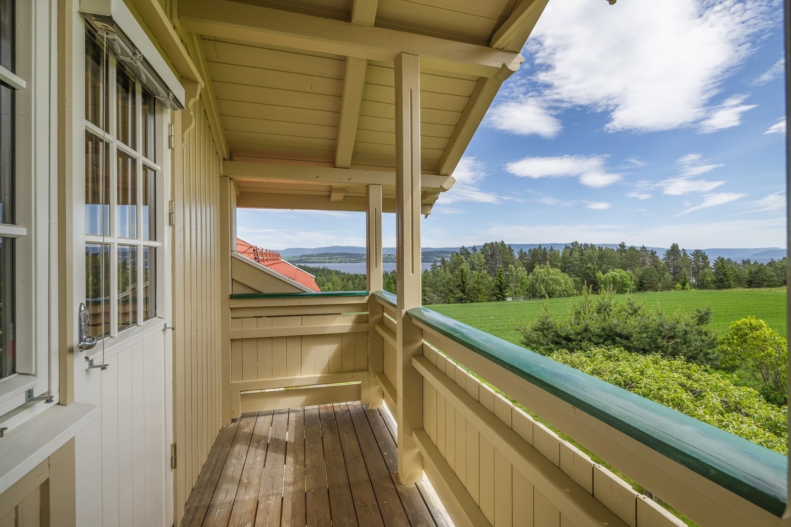 Verandaen i andre etasje er på ca. 4 m² og har flott utsyn over eiendommen. Galleribilde