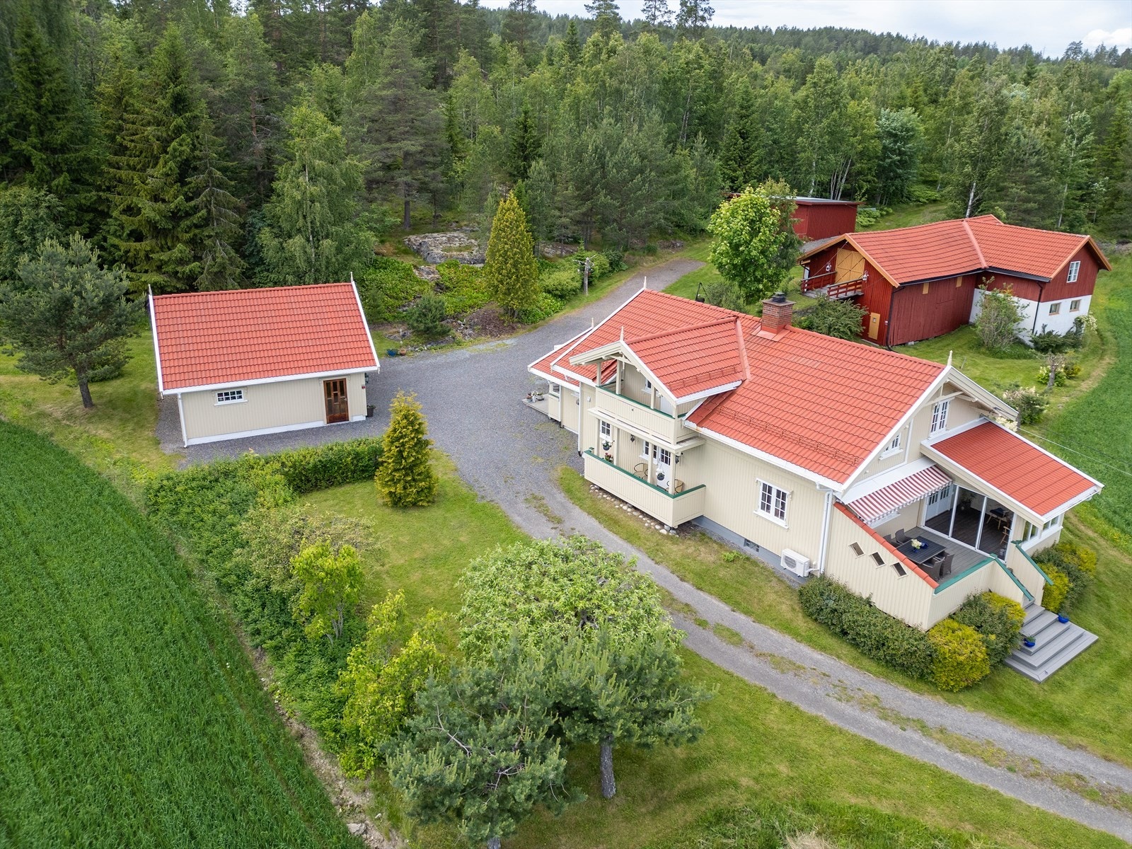 Eiendommen består av enebolig, låve, eldre garasje og en nyere dobbelgarasje. Galleribilde