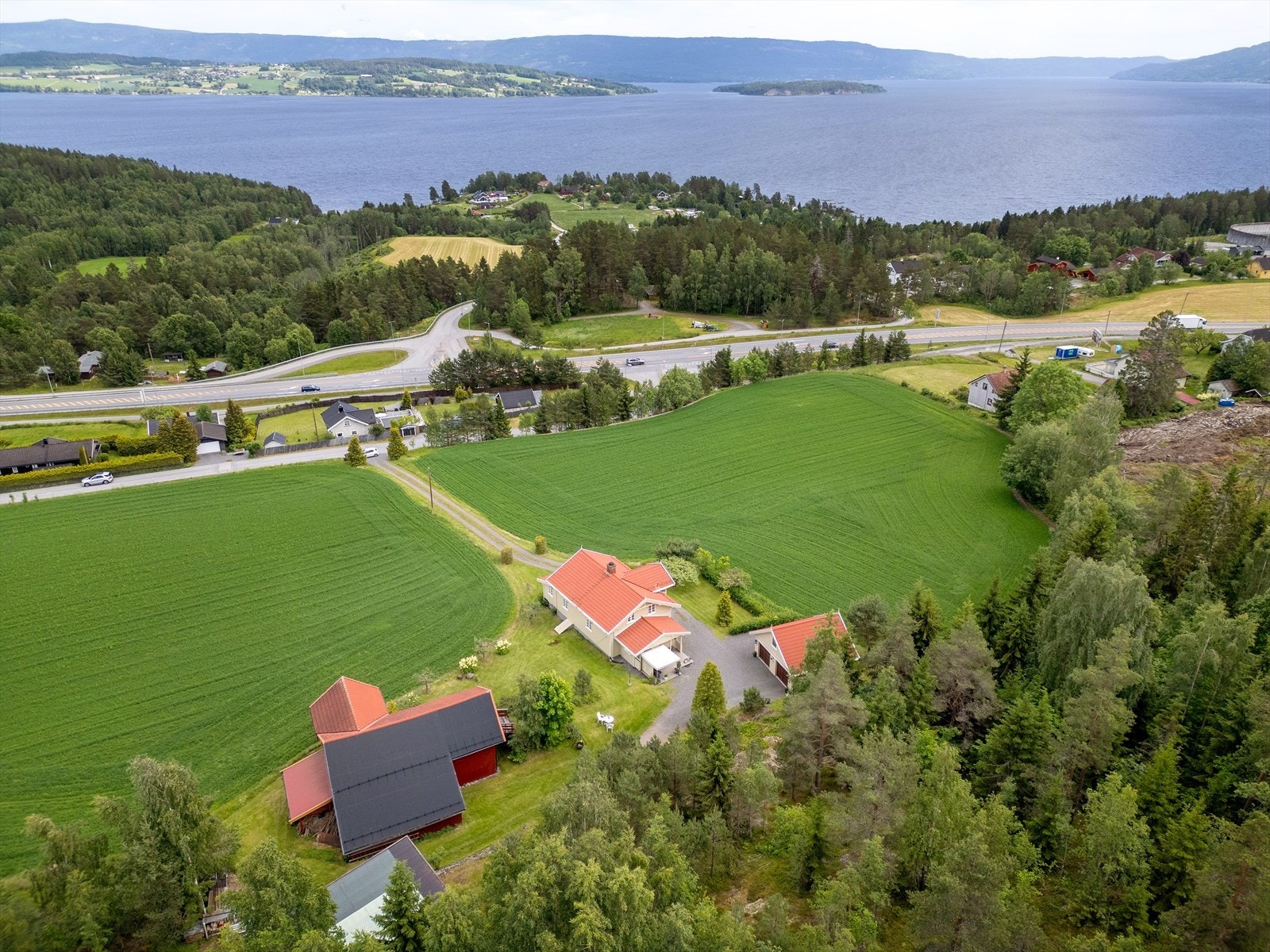 Nærhet til Tyrifjorden gir gode muligheter for bading og båtliv. Galleribilde