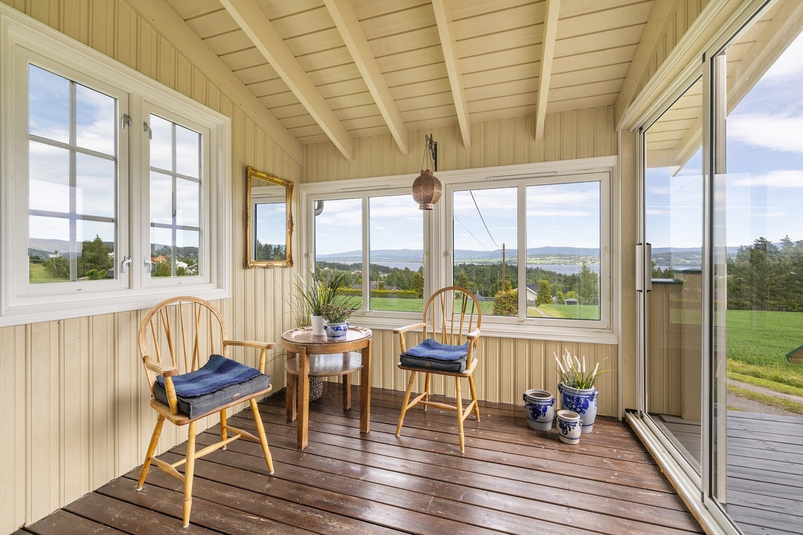 Innglasset utestue på ca. 8 m², bygget i 2018. Et lunt uterom med flott utsikt. Galleribilde