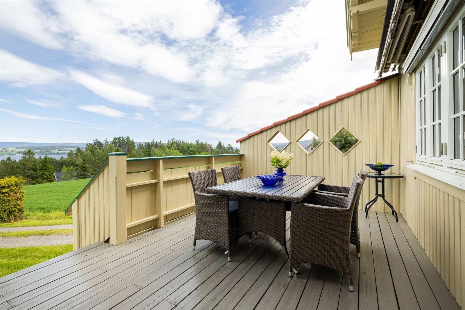 Fra stuen er det utgang til en østvendt terrasse på ca. 14,5 m². Galleribilde