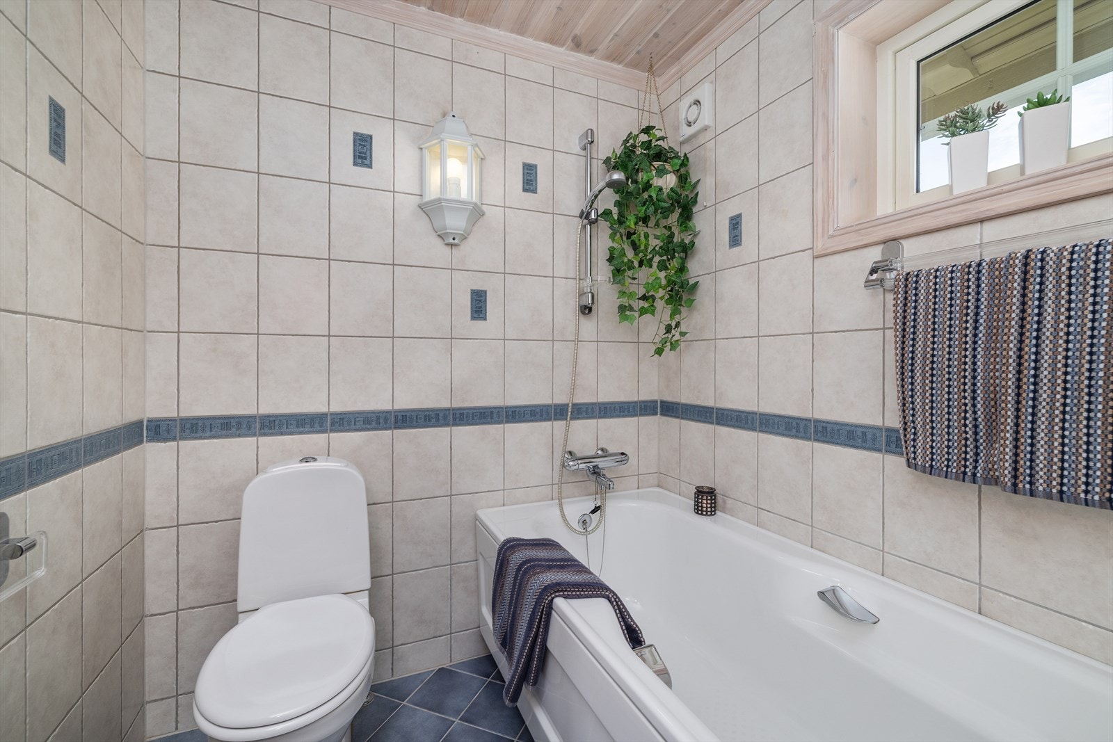 Badet har elektrisk gulvvarme som sikrer en behagelig temperatur. Galleribilde