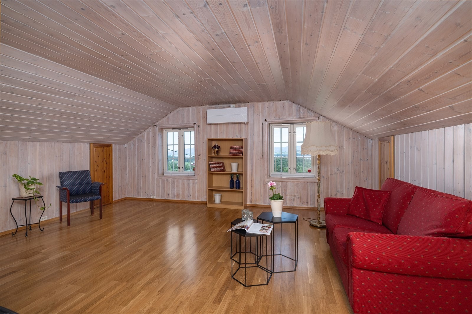 Loftstue/soverom med god plass og panelkledde vegger og himling. Galleribilde