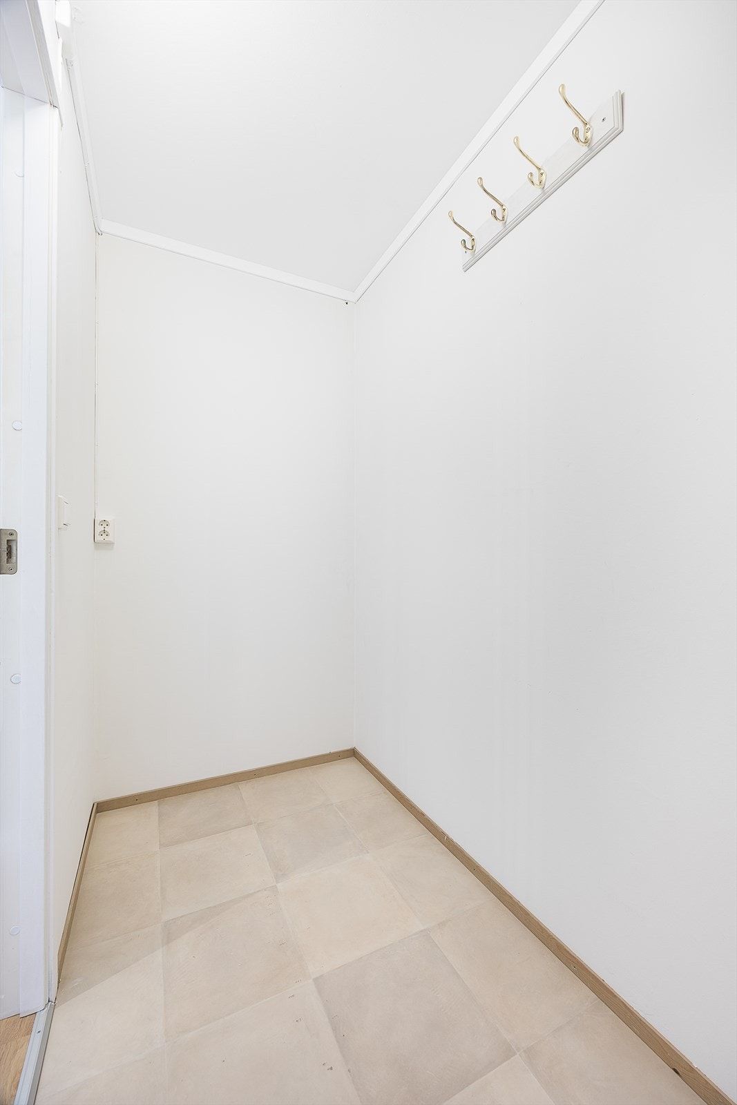 Innvendig bod på 3 kvm som tidligere eier brukte som walk-in-closet (veggen kan slås ned til fordel for større mellomgang inn mot stue og yttergang) Galleribilde