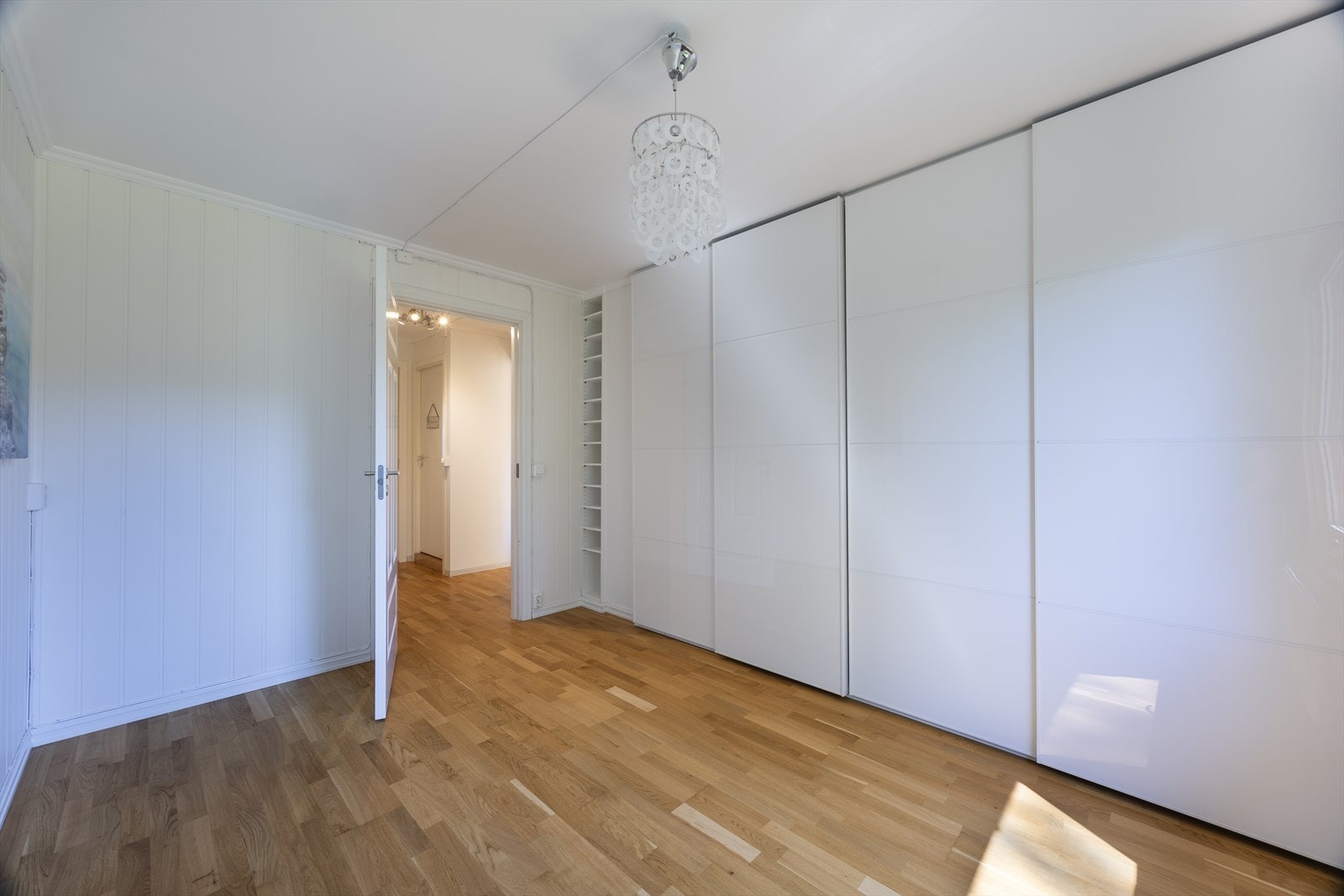 Innredet med skyvedørsgarderobe og plass til dobbeltseng, nattbord og hjemmekontor Galleribilde