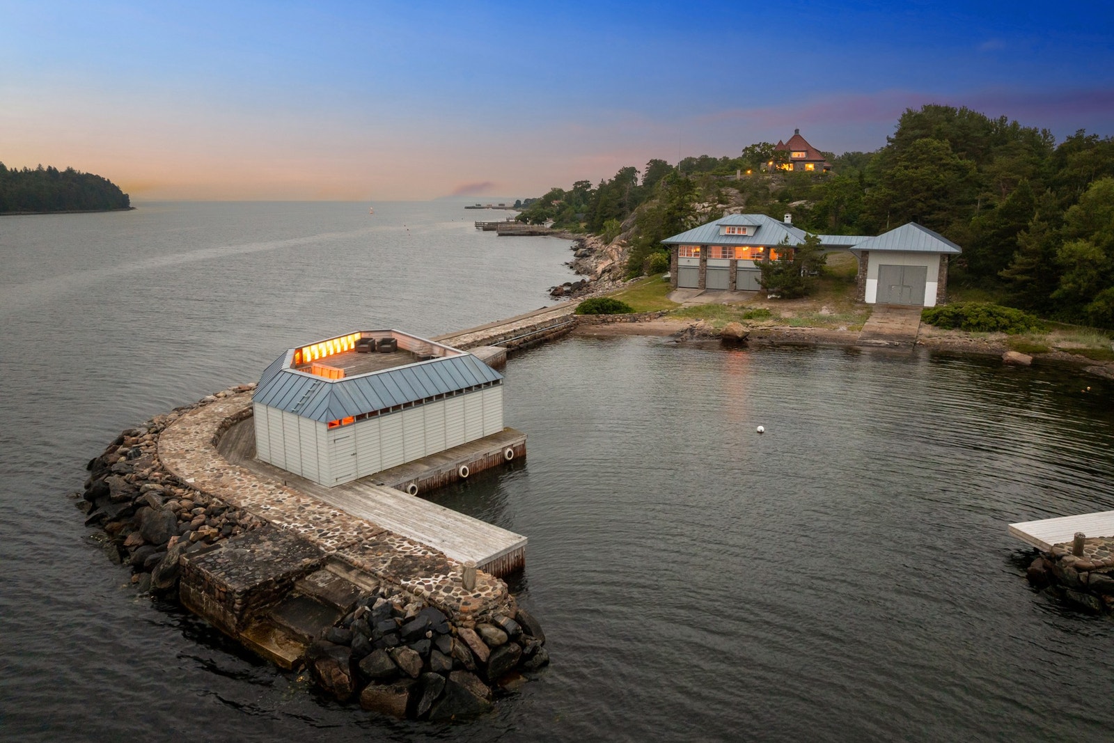 Solid og vakker opparbeidet molohavn med eget båthus med plass til flere båter. Galleribilde