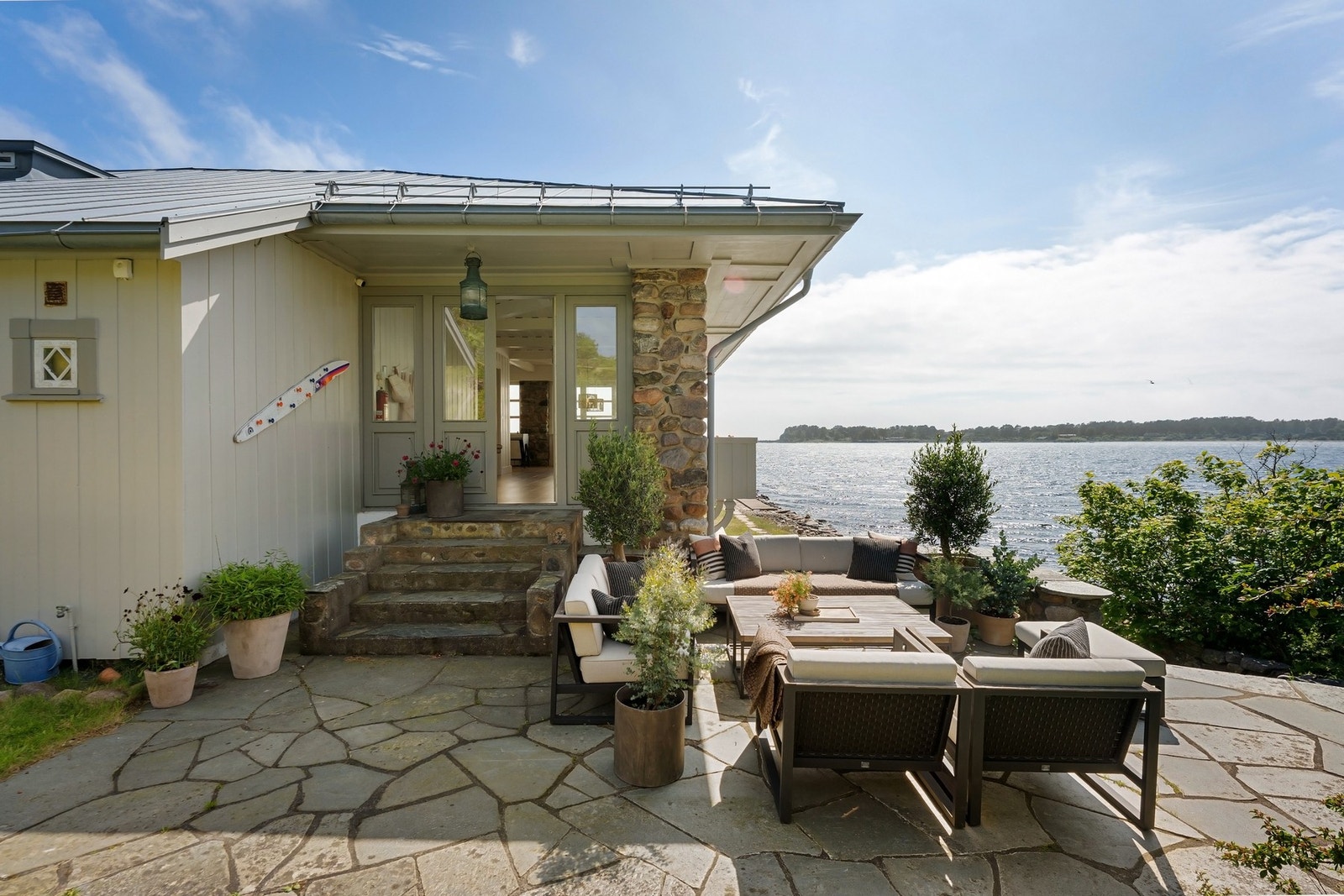 Sjarmerende uteplass med inngang til innredet strandhus. Galleribilde