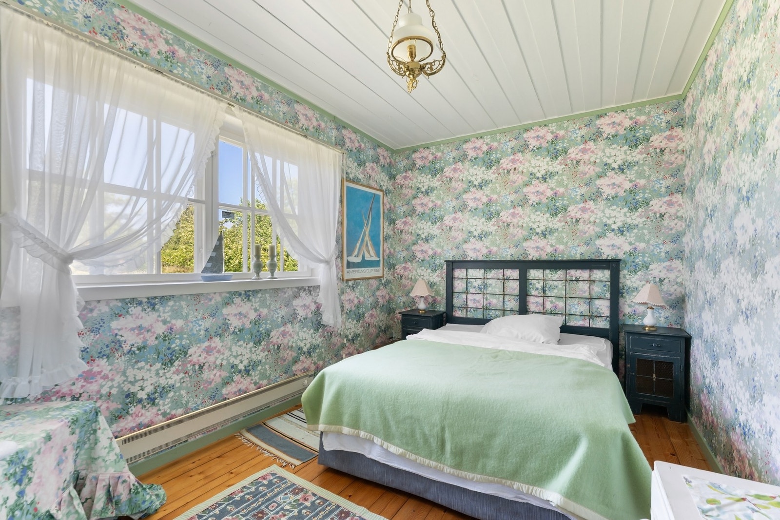 Hovedhuset inneholder 5 gode soverom. Bilde her fra ett av to av soverom i 1.etasje. Galleribilde