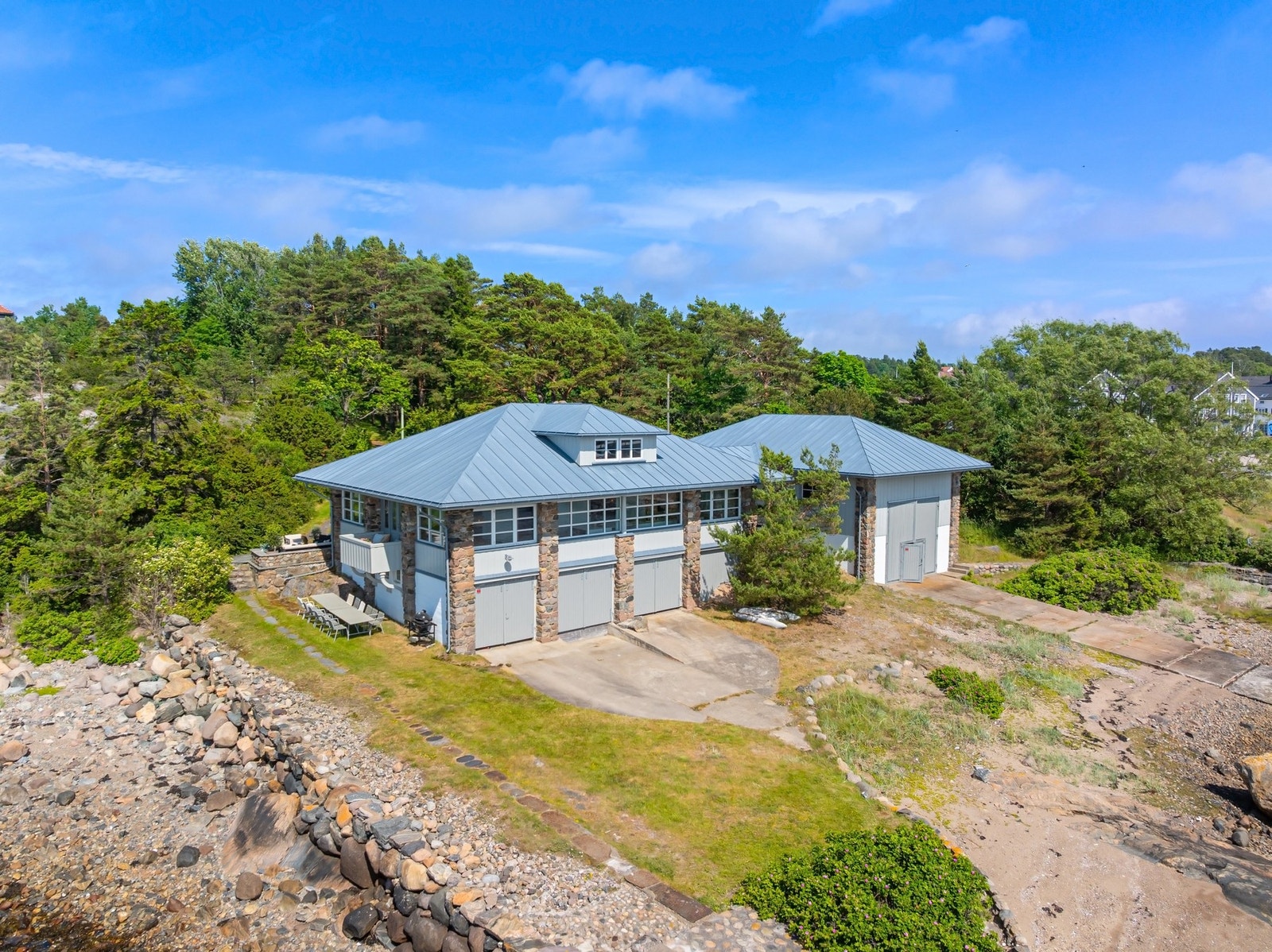 Strandhuset/båthuset er innredet innvendig og fremstår i svært god stand. Galleribilde
