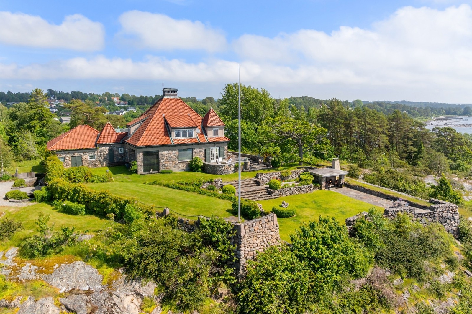 Festningen vært et markant landemerke langs Oslofjordens kyst - en eiendom hvor historie, arkitektur, sjøliv og natur møtes i en sjelden helhet. Galleribilde