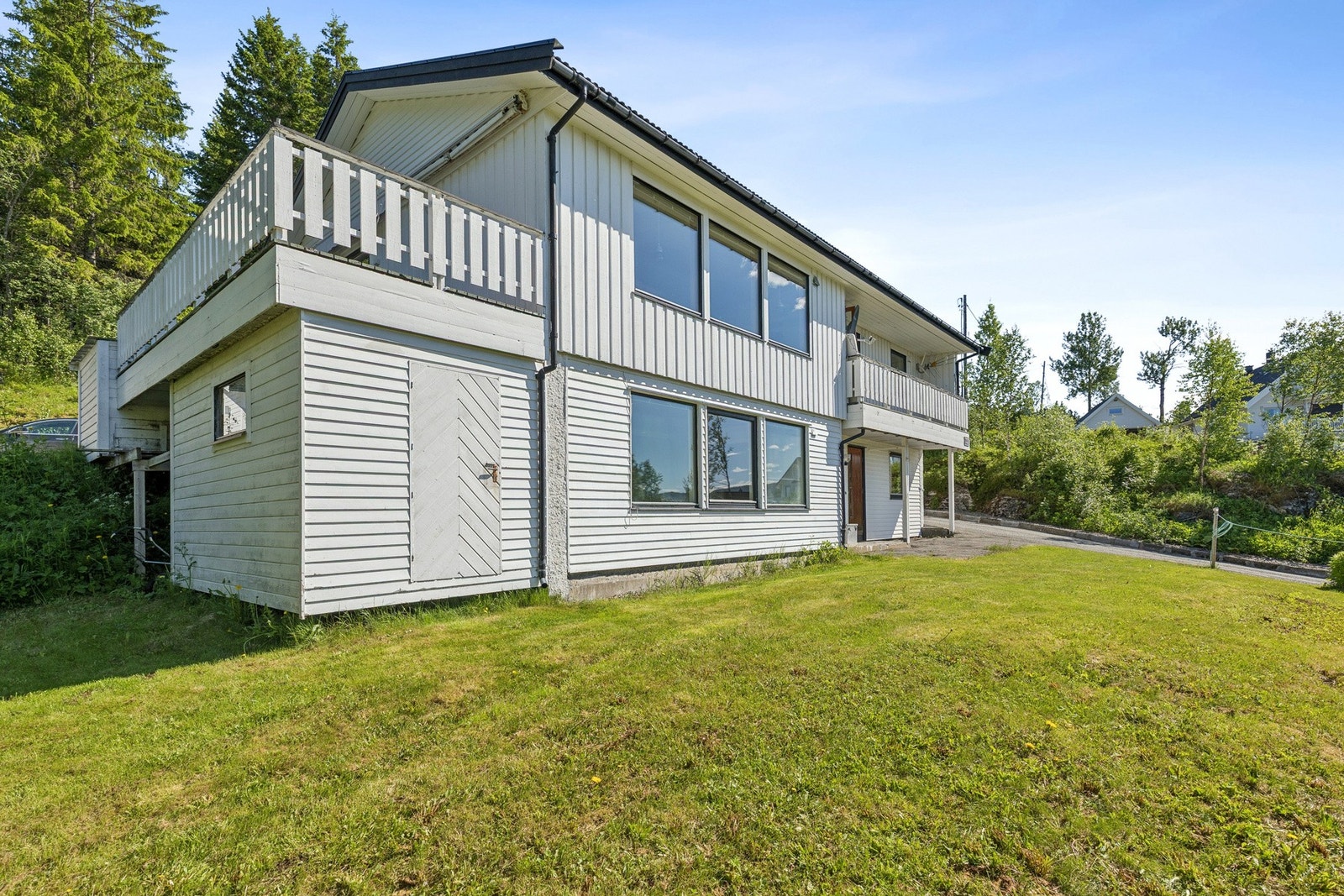 Boligen er kledd med stående trepanel. Galleribilde