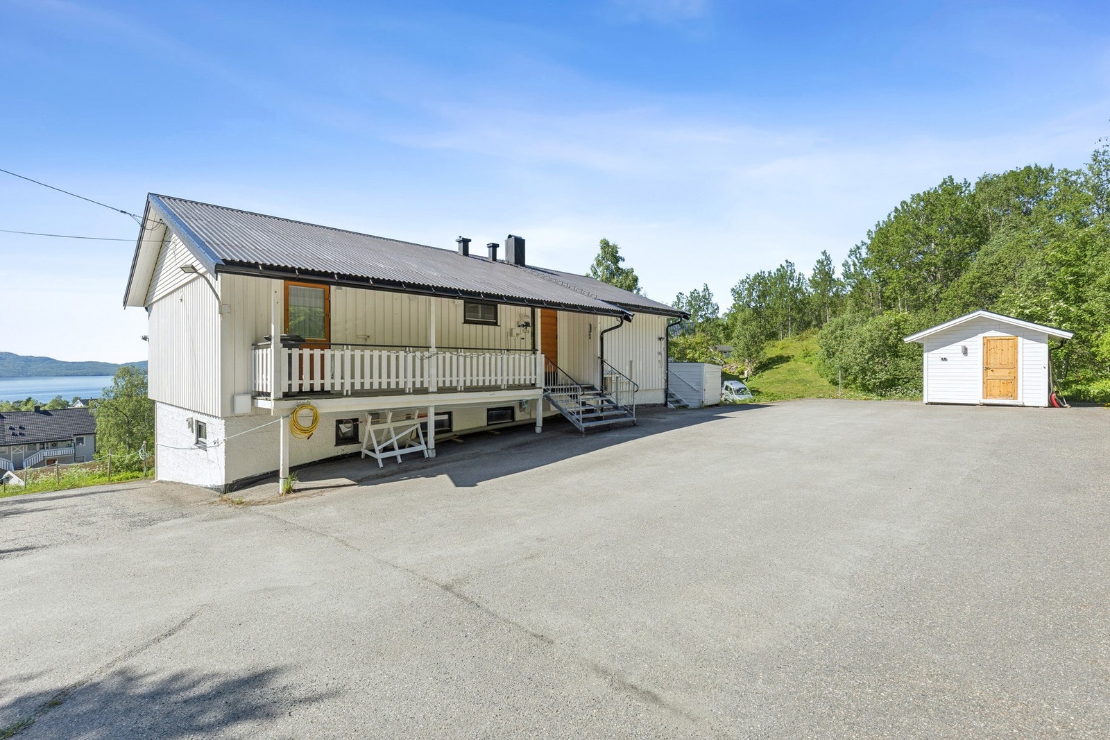Enebolig på en stor, asfaltert tomt med gode parkeringsmuligheter. Galleribilde