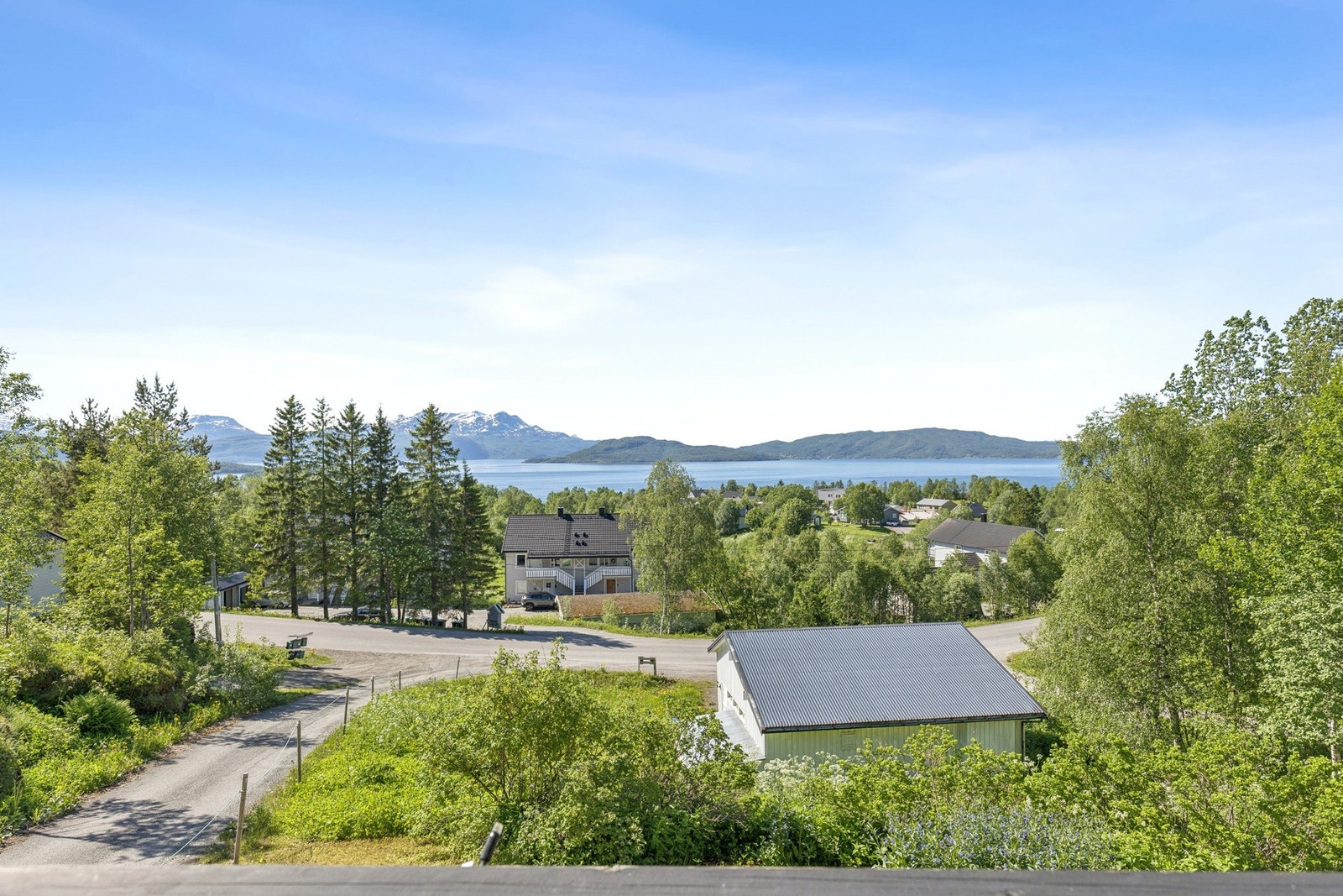 Nyt den flotte utsikten fra flere av boligens rom og uteplasser. Galleribilde