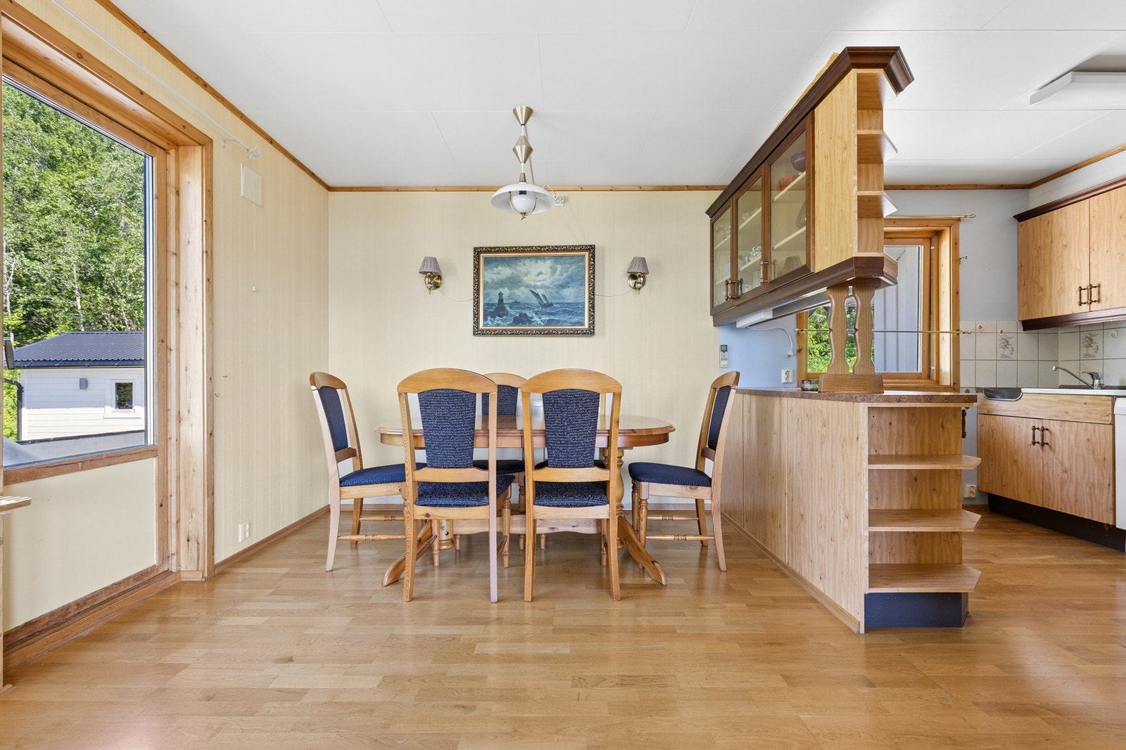 Spisestuen har god plass til et stort spisebord. Galleribilde