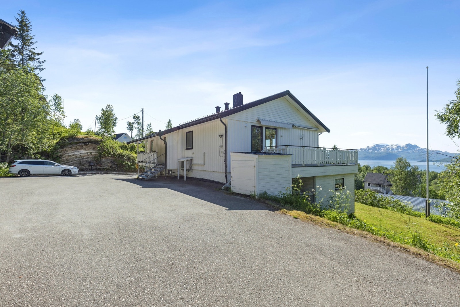 Eiendommen ligger høyt og fritt med flott utsikt over fjorden og fjellene. Galleribilde