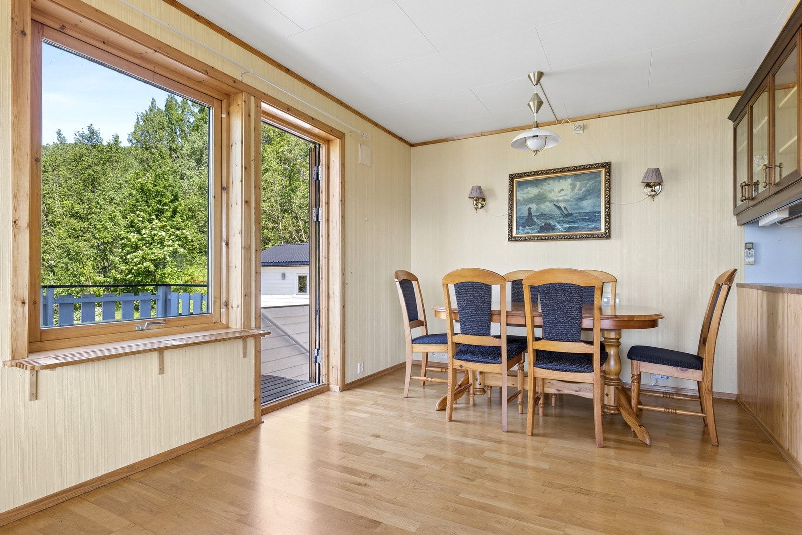 Fra spisestuen er det direkte utgang til en av boligens uteplasser. Galleribilde