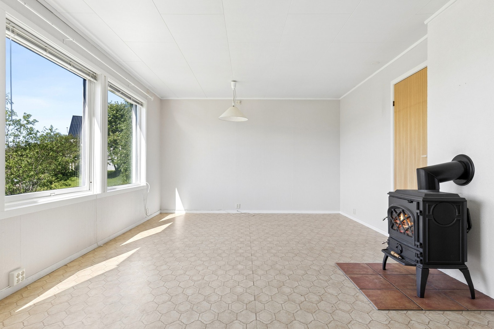 Lys stue med flere møbleringsmuligheter. Galleribilde