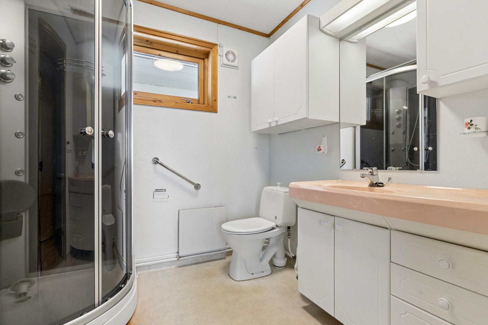 Badet i hoveddelen er utstyrt med toalett, servant og dusjkabinett. Galleribilde