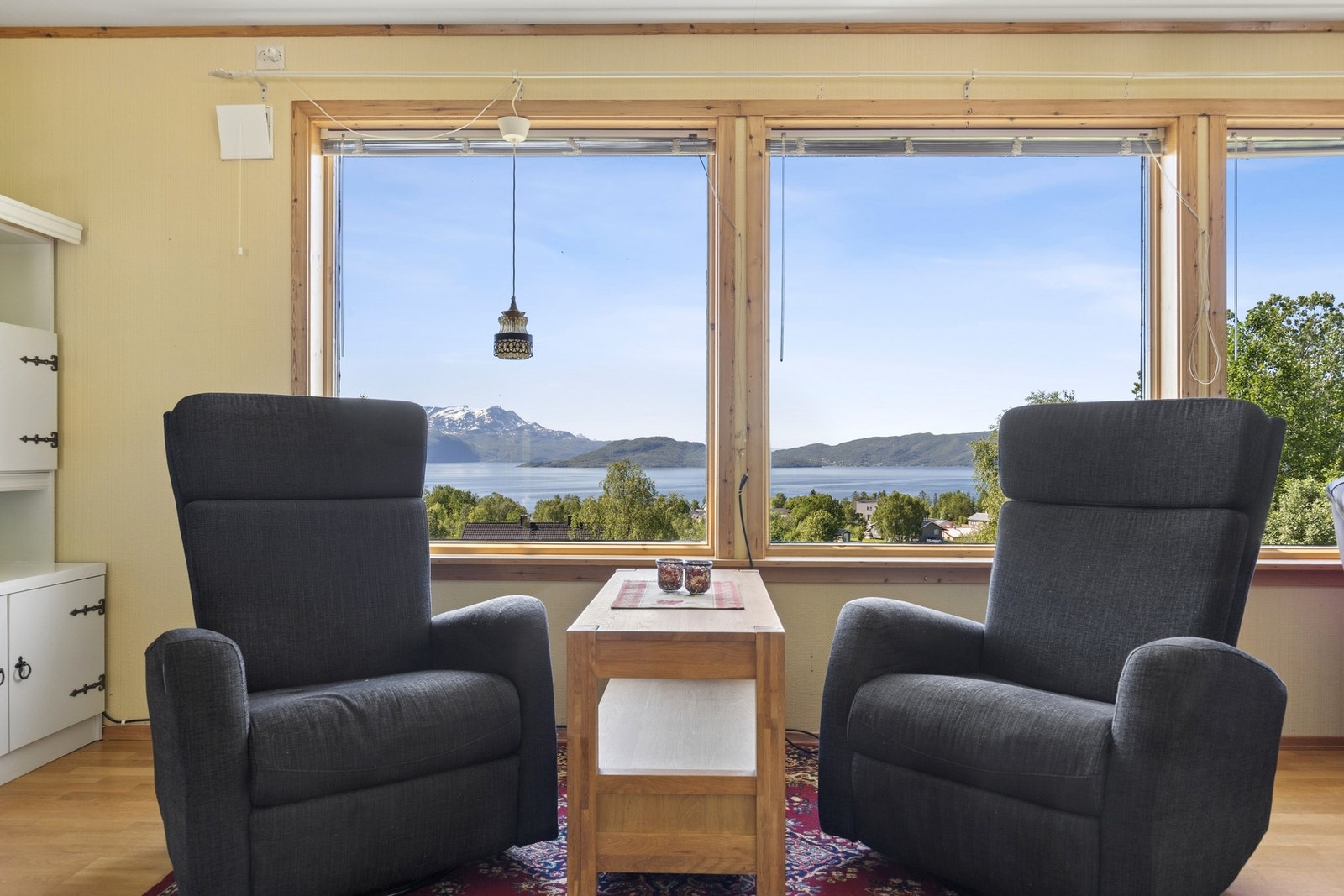 Fra stuen kan du nyte en upåklagelig utsikt over fjord og fjell. Galleribilde