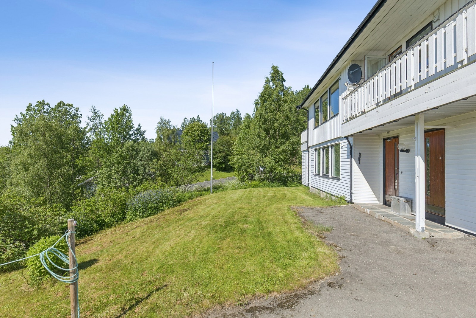 Uteområde med potensial for hage og videre utvikling. Galleribilde