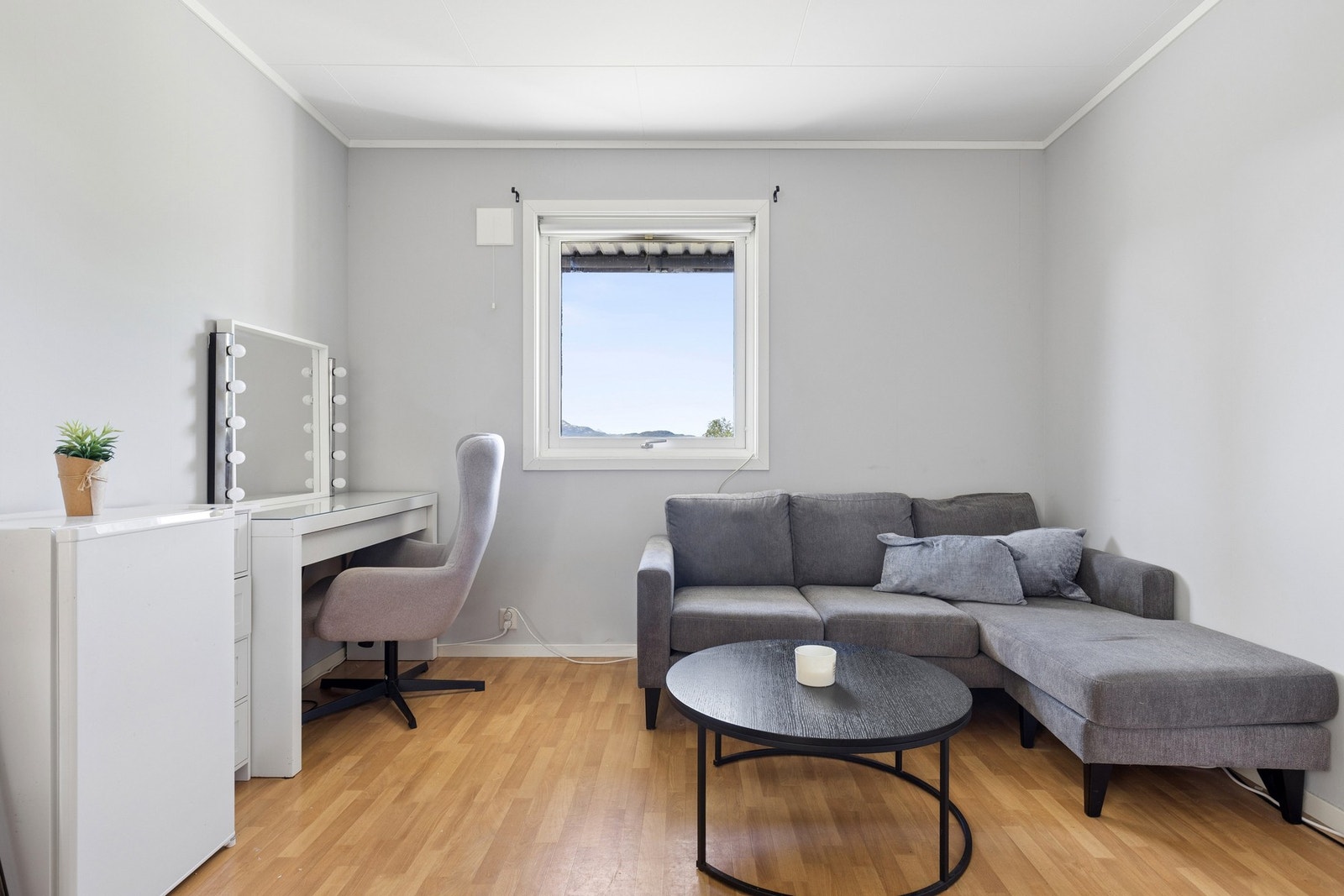 Soverom i utleiedelen med plass til en liten sittegruppe. Galleribilde