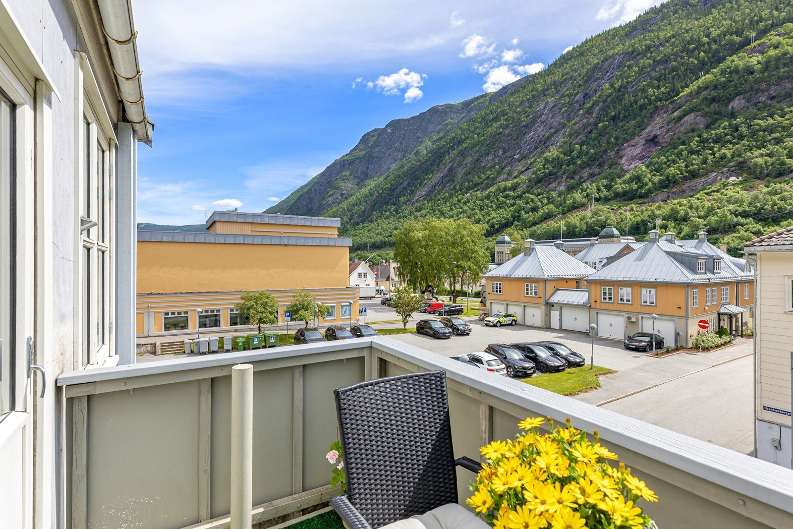 Her ser man rett bort på Rjukan Kino og Kinokafeen. Man har kort vei til det meste av byens fasiliteter. Galleribilde