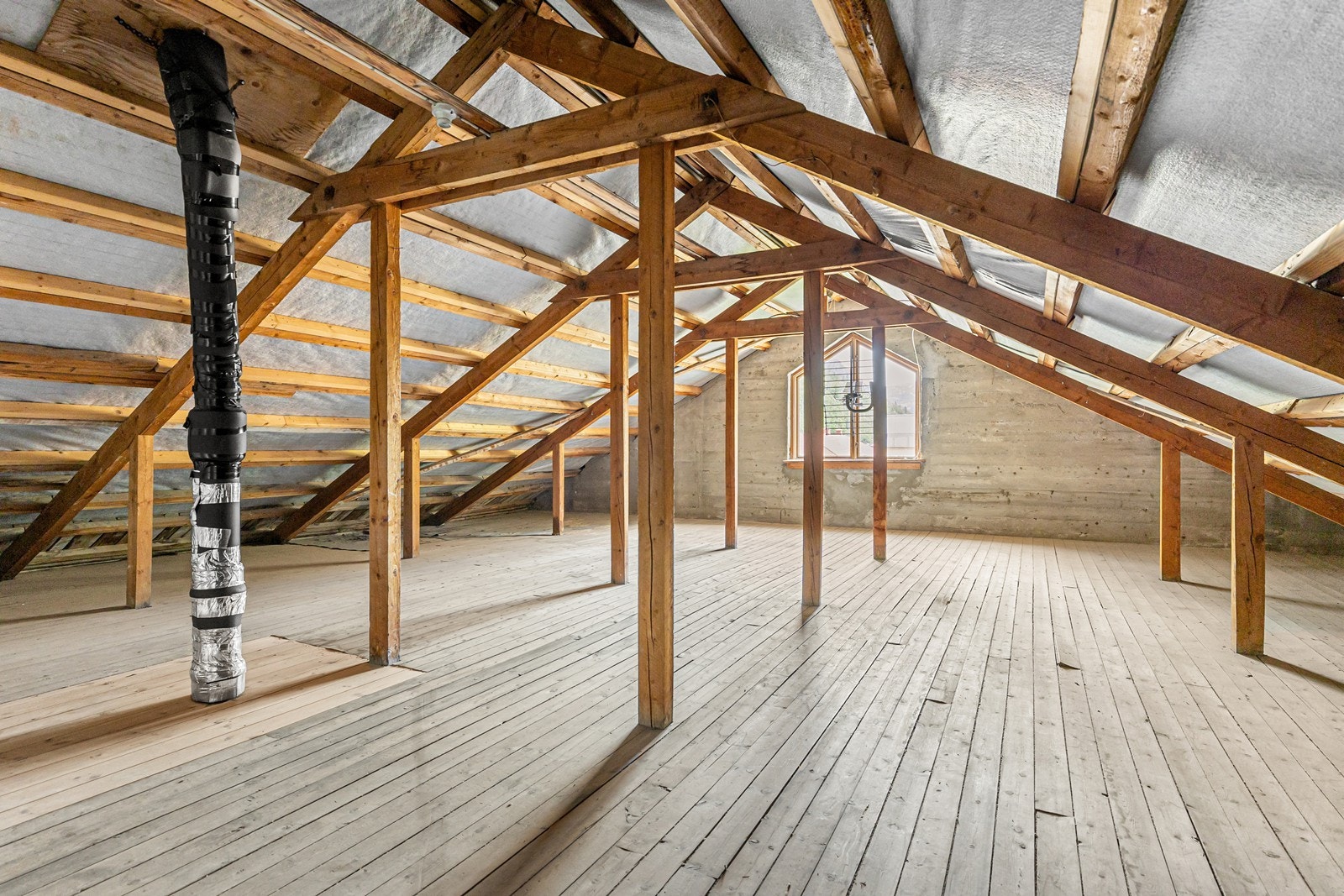 Stor loftsbod/loftsrom som tilhører leiligheten Galleribilde