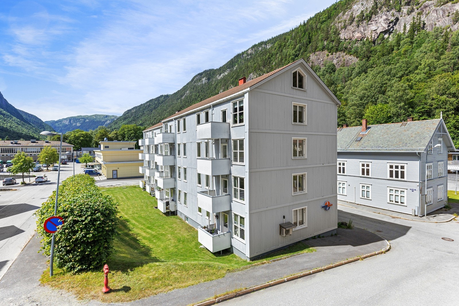 Leiligheten ligger i 4. etasje (øverst til høre på dette bildet) og har en sentral beliggenhet på Rjukan Galleribilde