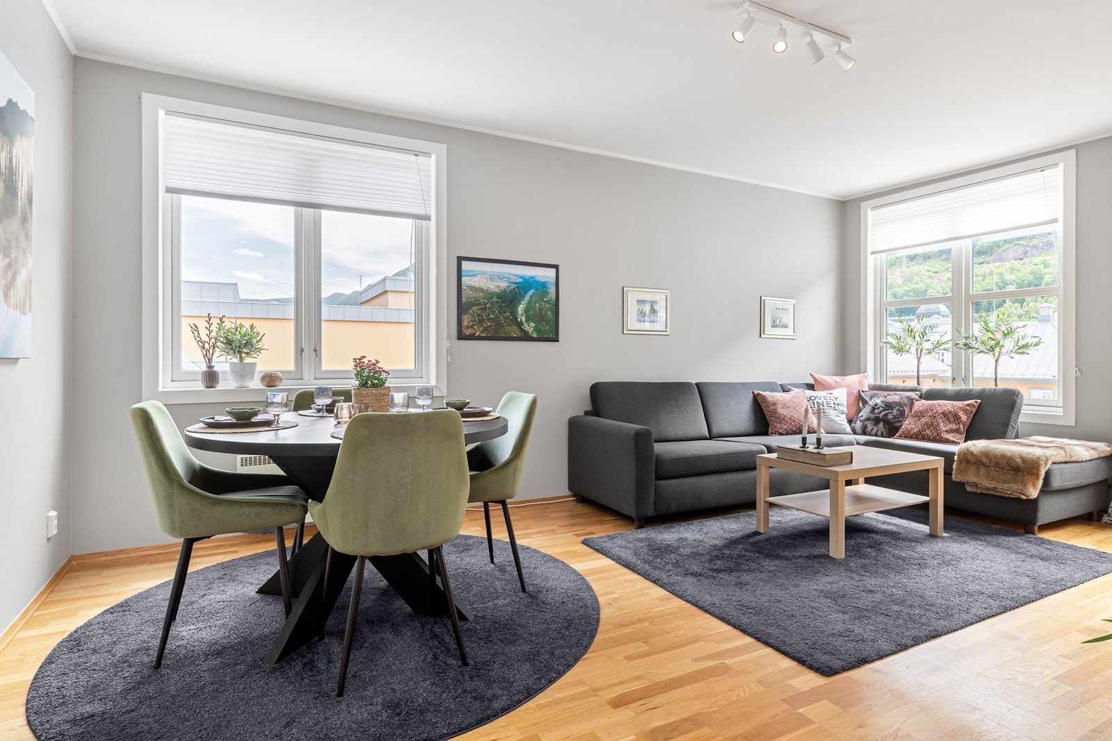 Siden dette er en endeleilighet får man inn lys og utsikt fra flere kanter Galleribilde