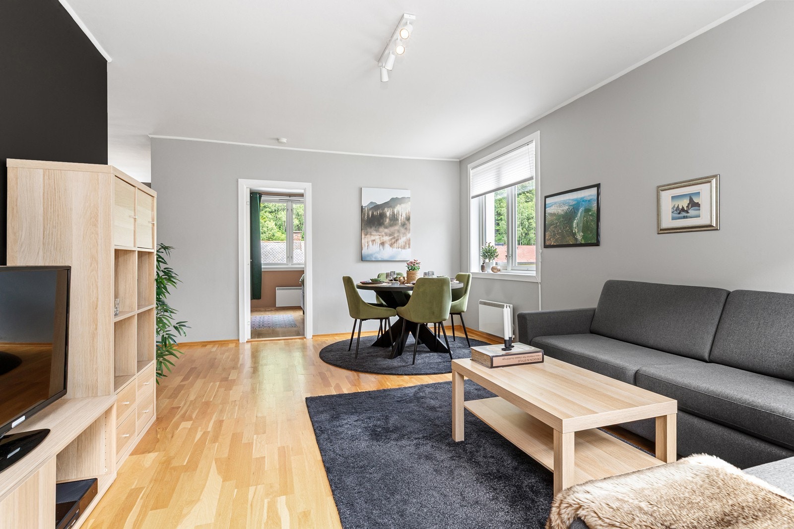 Det er plass til både sofagruppe og spisebord Galleribilde