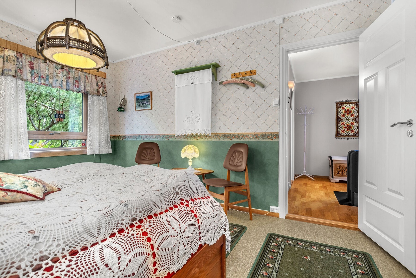Soverommene har overflater med tapet og malt panel. Galleribilde