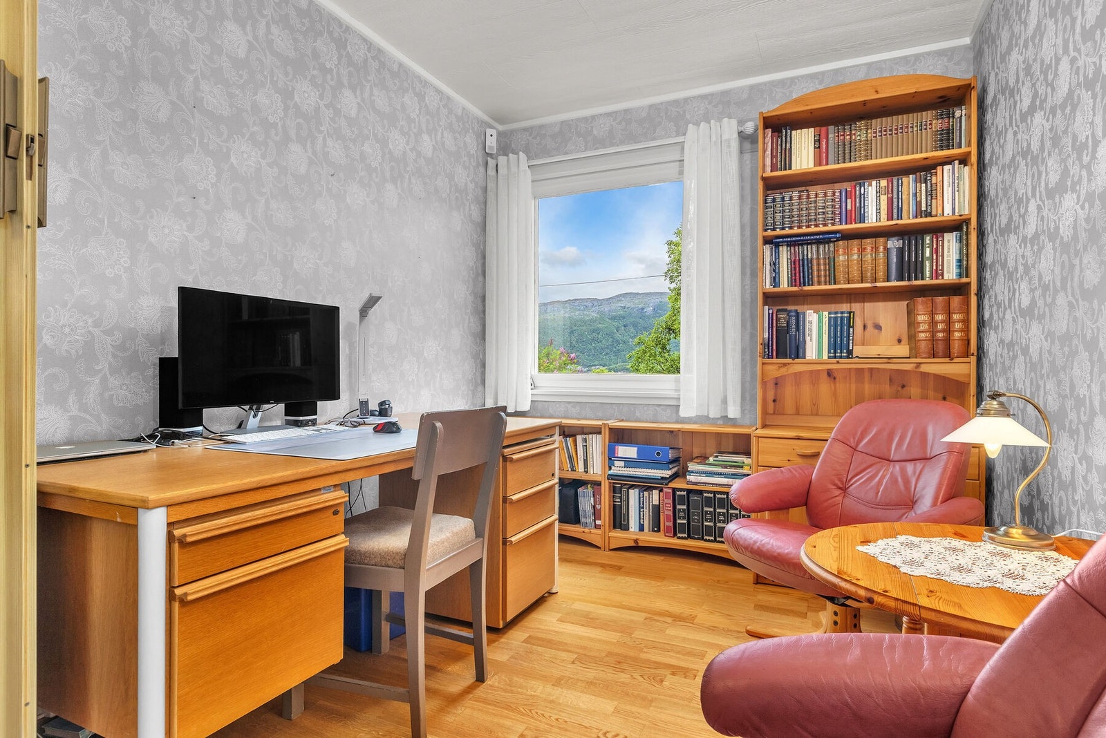 Eget rom i første etasje som i dag benyttes som kontor. Galleribilde