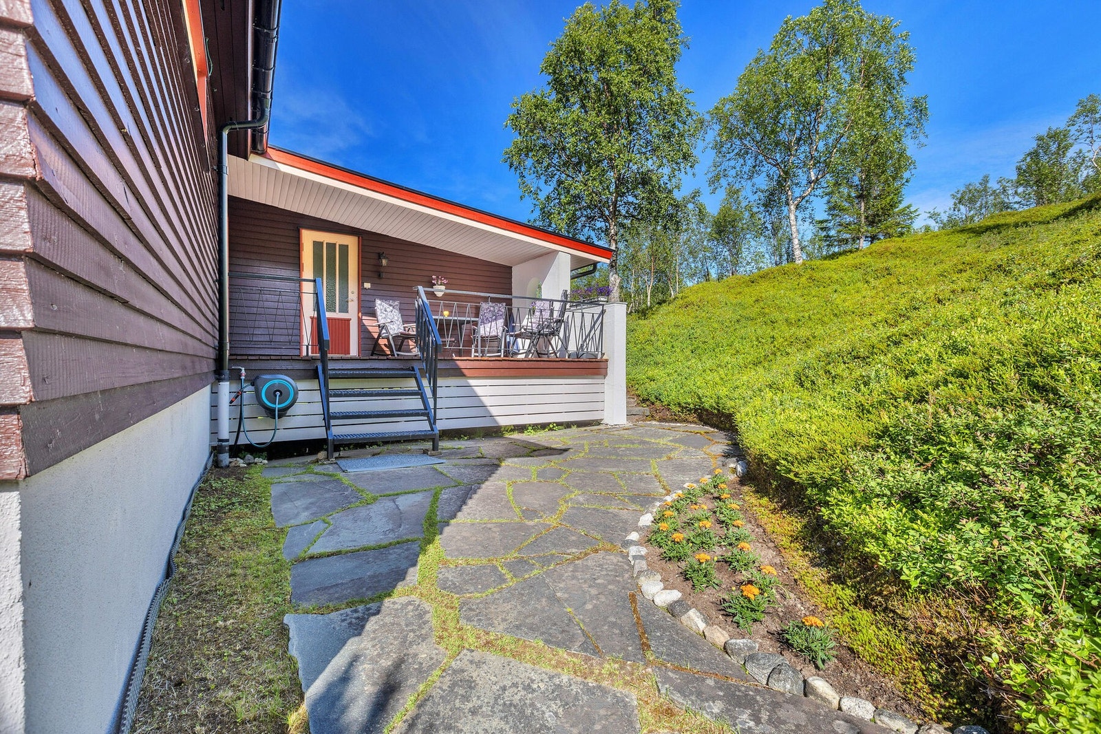 Gangsti med skiferheller langs husveggen. Galleribilde