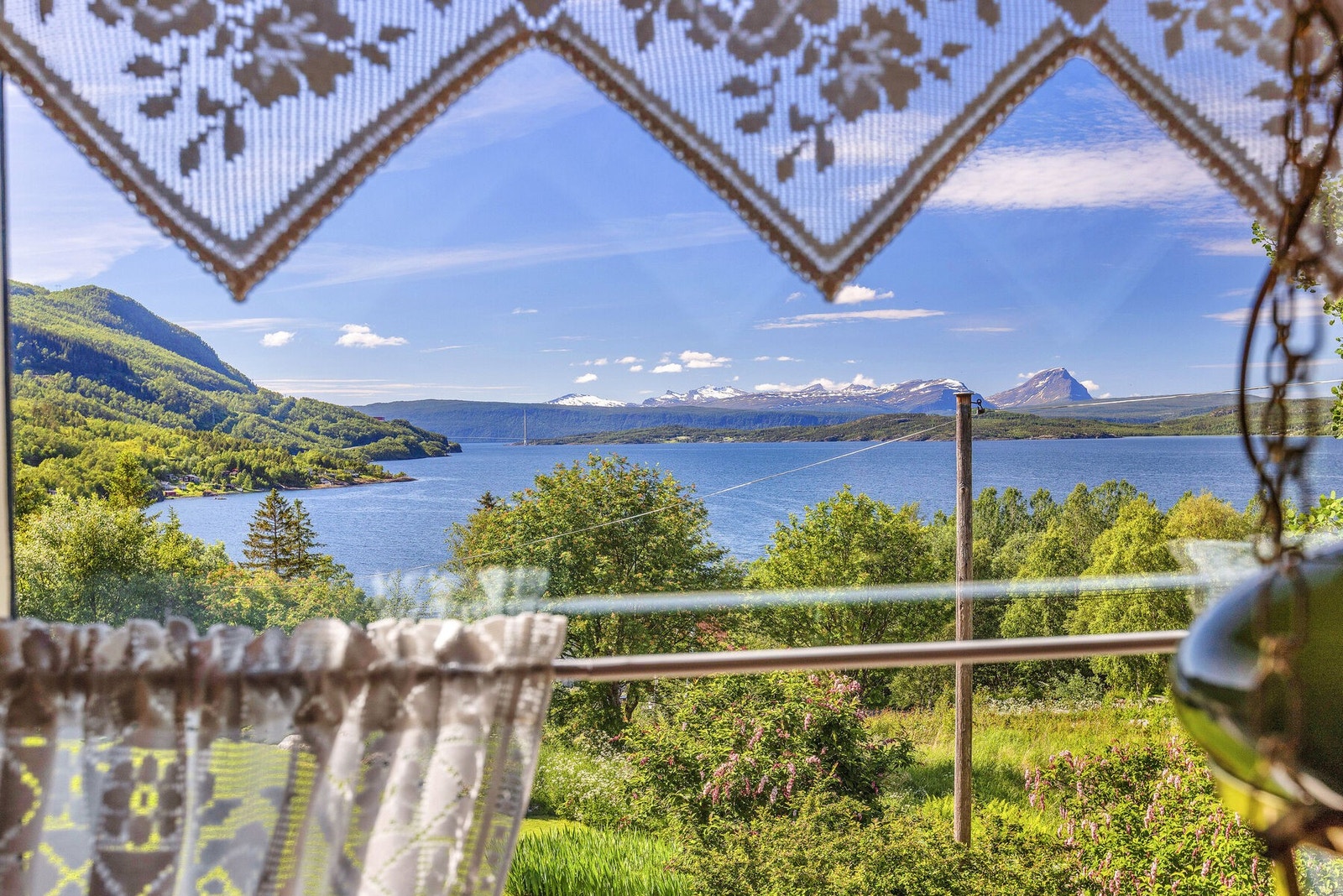 Panoramautsikt over fjord og fjell. Galleribilde