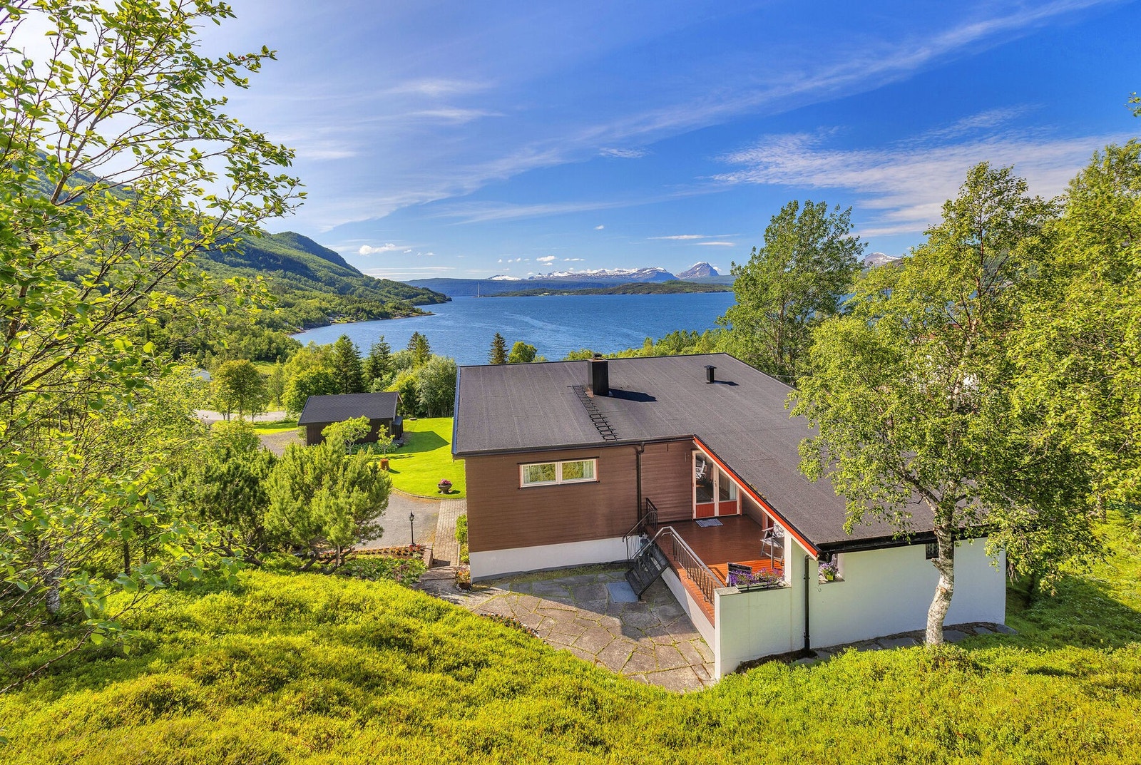 Fra baksiden av huset er det flott utsikt over fjorden. Galleribilde